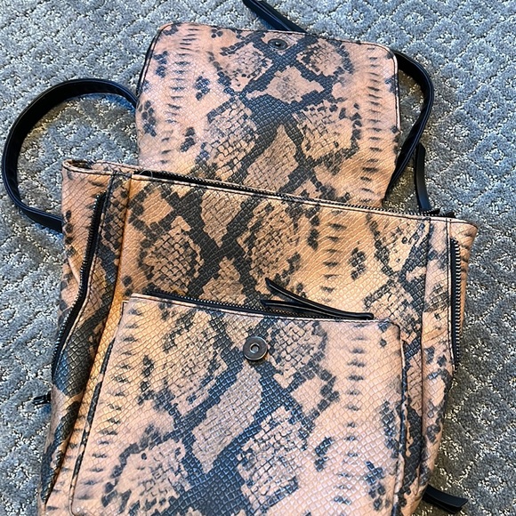 Faux leather snakeskin backpack - Picture 2 of 4